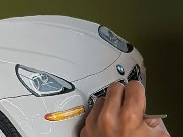 制作中：グリルに細い筆を入れる作家の手元